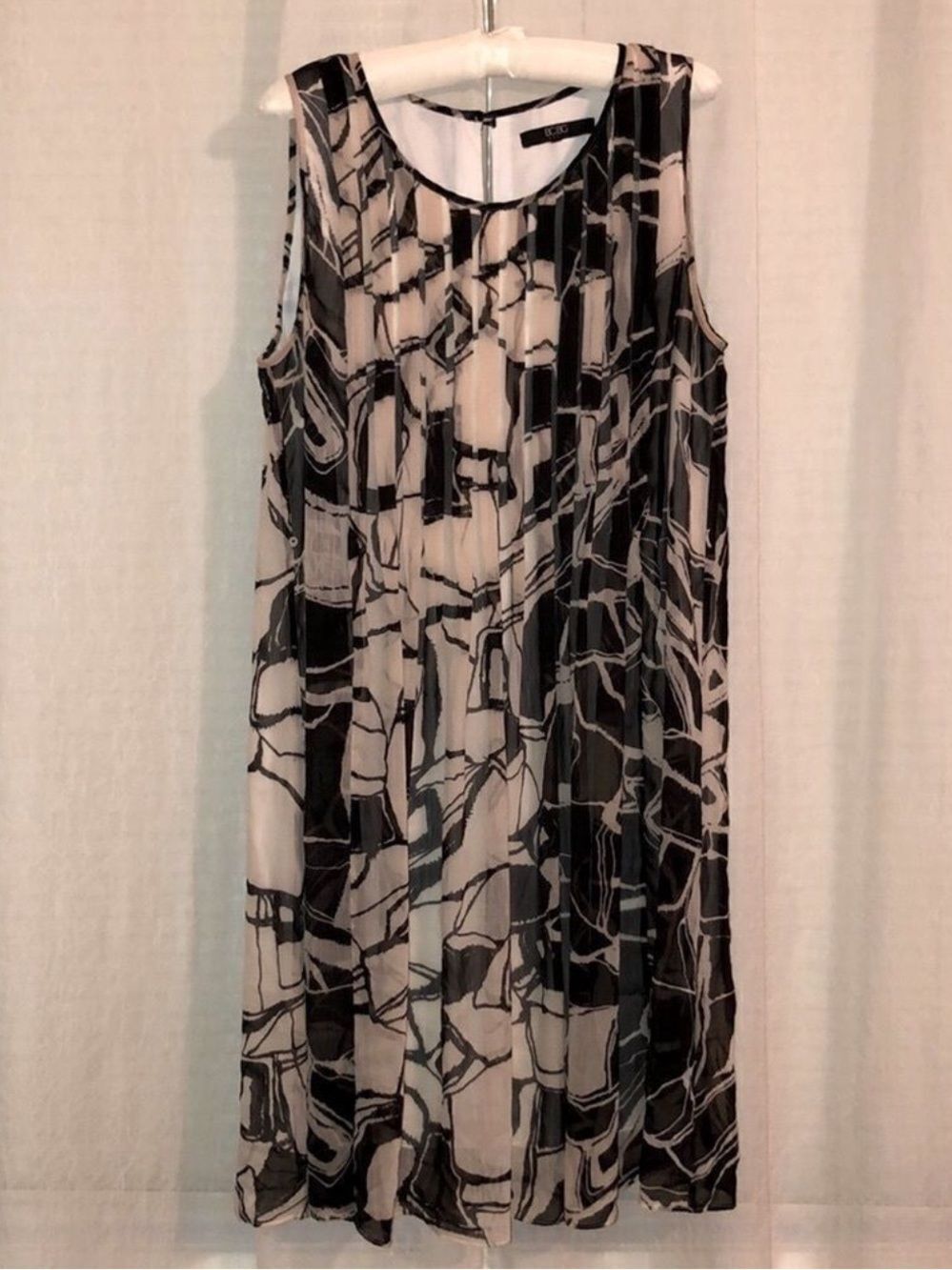 BCBG Paris 12 Ivory Black Sleeveless Pleated Chest and Upper Back Dress